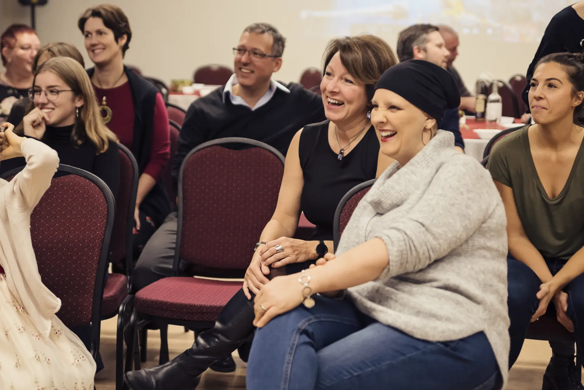 Photo d'un groupe de personnes en réunion dans une salle de conseil.