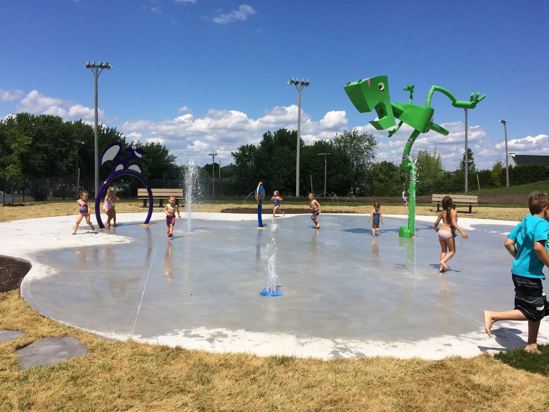 Des enfants jouent dans un parc avec des jeux d'eau